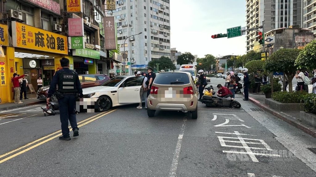 台北市警察局信義分局五分埔派出所員警7日下午執勤時，發現1輛白色汽車駕駛違規並拒檢逃逸，途經南港區擦撞2輛機車，造成2名騎士受傷，逮捕涉案男子後，在其車上查獲毒品依托咪酯。（翻攝照片）中央社記者黃麗芸傳真　114年12月7日