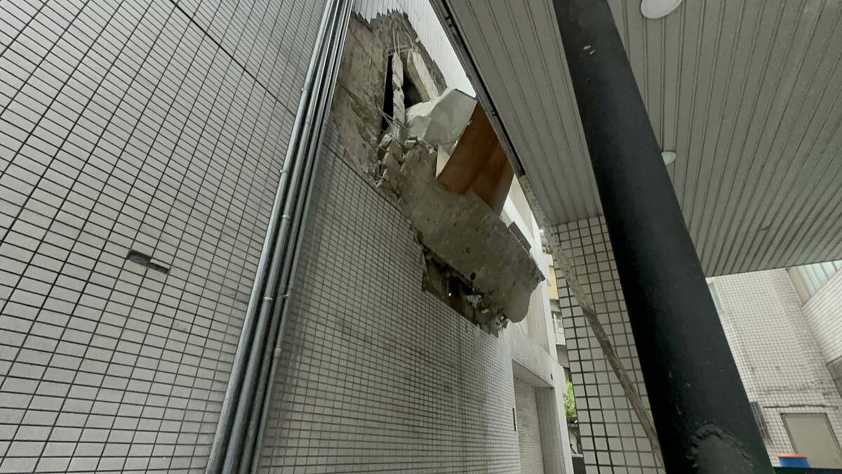 新北市板橋區府中商圈的定食8餐廳突然爆炸，有建築物結構初步受損。 圖：黃淑君臉書粉專