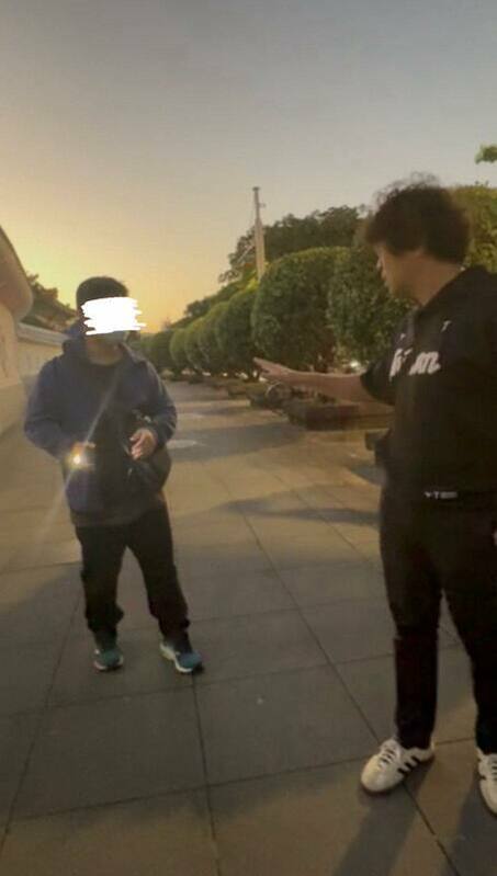 民進黨立委沈伯洋及女兒遭陌生男子開強光錄影，他今天在記者會中還原事件始末。 圖：翻攝自沈伯洋臉書