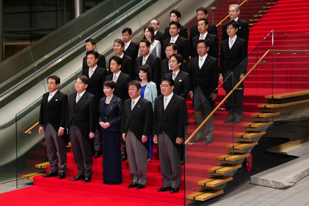 日本政府 5 日公布最新內閣資產，首相高市早苗與 18 位閣員的平均資產為 6,641 萬日圓（約 1,340 萬新台幣）。但這份榜單不只排出「誰最有錢」，更因近期中國佳能工廠豪華資遣方案，引發「大臣資產竟然差點比不過外企補償」的熱議。 圖:翻攝自X帳號@Grandblossom1