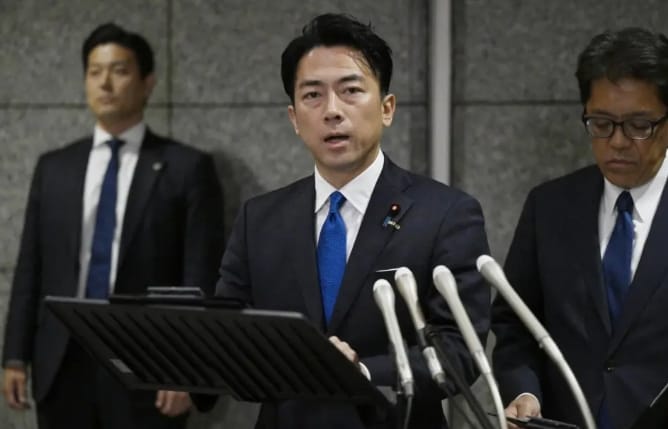 日本防衛大臣小泉進次郎抗議中國戰機對自衛隊戰機進行雷達鎖定。 圖 : 翻攝自環球譯視
