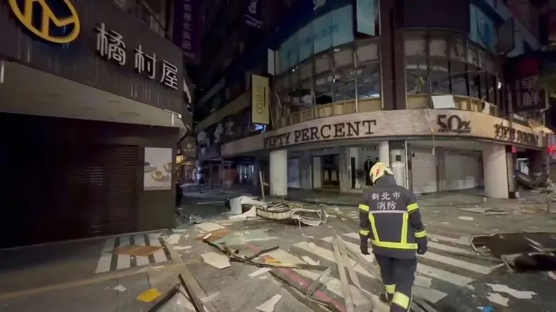 新北市板橋區府中商圈的爭鮮與定食8餐廳突發氣爆。 圖：翻攝畫面