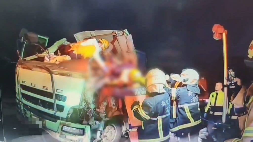 簡姓男子8日凌晨4時許駕駛曳引大貨車，行經新北市貢寮區台2線99公里處時，車輛打滑衝入對向車道與貨櫃車對撞，造成後方2輛車追撞，簡男受困車內，救出時已明顯死亡。（讀者提供）中央社記者王朝鈺傳真 114年12月8日