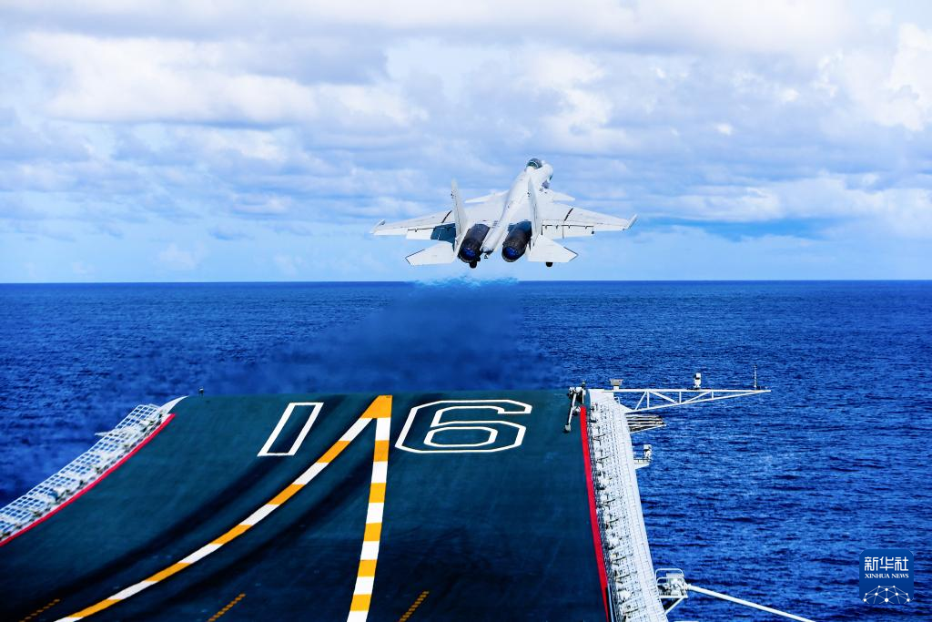 中國航空母艦遼寧艦放飛艦載殲-15戰機。 圖：翻攝陸網/新華社