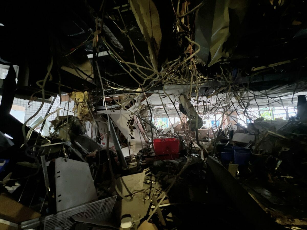 板橋府中定食8廚房發生氣爆，建築物內部慘況曝光。 圖:劉美芳臉書粉專