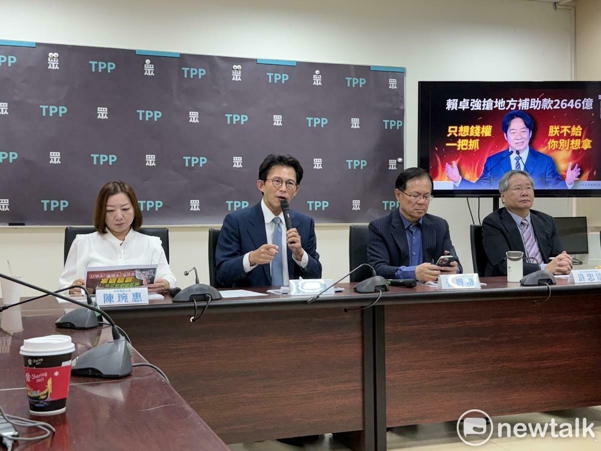 民眾黨團上午召開「台灣民主慘遭賴清德沒收」記者會，黨團黃國昌（左2）、副總召張啓楷（右2）、前立委陳琬惠（左1）、成功大學法律學系教授許忠信（右1）出席。 圖：周煊惠 / 攝