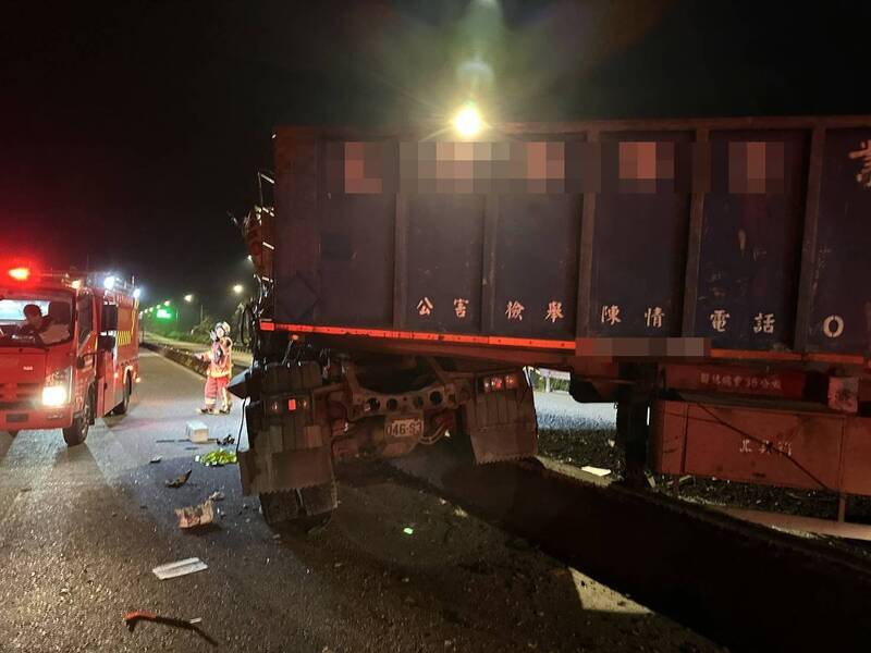 大貨車因不明原因打滑，迎面撞上對向車輛，造成後續的連環車禍。 圖：警方提供