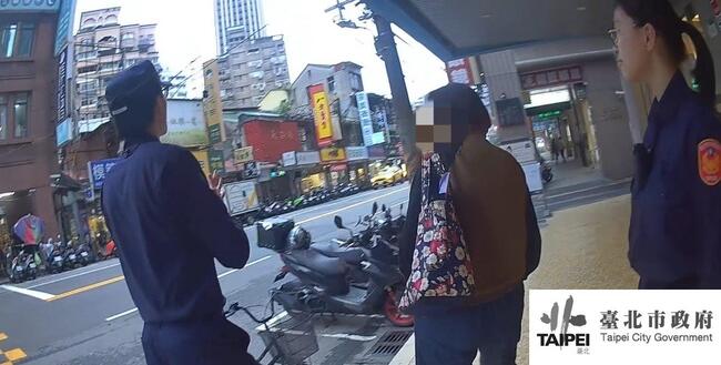 文山老婦險遭詐騙，警多次阻攔無奈喊「怎麼又是妳？」。 圖：翻攝自台北市政府文山第二分局