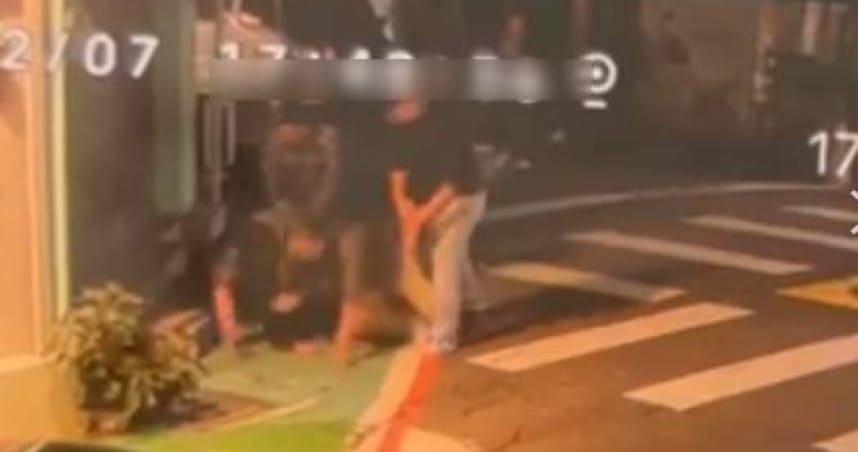 廖姓男子持螺絲起子揮動攻擊，遭一旁民眾合力壓制。 圖：翻攝畫面