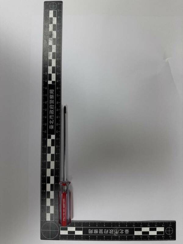 男子犯案時所持的螺絲起子。 圖：警方提供