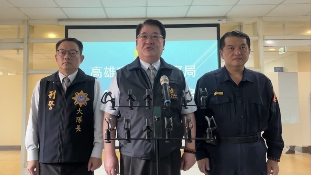 高雄市政府警察局8日在左營分局舉行「0822左營槍擊案記者說明會」，由高雄市政府警察局副局長呂世明（中）、刑警大隊長鄢志豪（左）、左營分局長謝承甫（右）等人出席。（高雄市政府左營分局提供）中央社記者張已亷傳真  114年12月8日