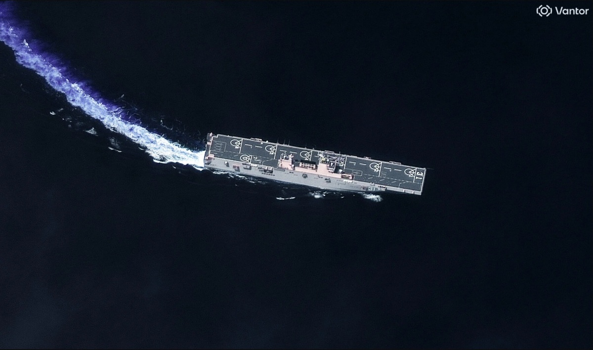 澳洲發現中國海軍船團在菲律賓海活動，可能接近澳洲海域。其中包括075型兩棲攻擊艦「海南號（舷號31）」。 圖：翻攝USNI News/Satellite image ©2025 Vantor