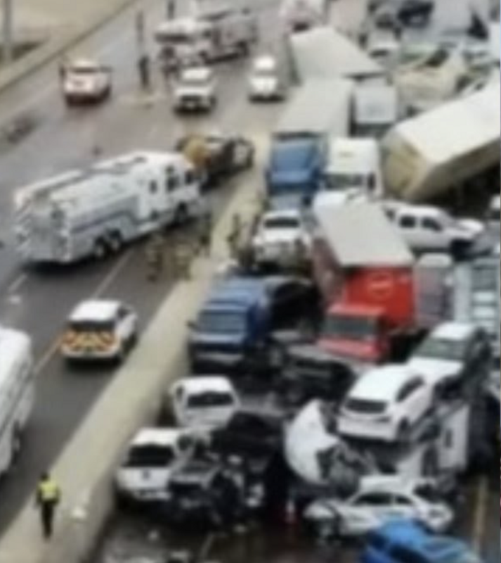 中國新疆連霍高速公路發生12車追尾相撞意外，嚴重車禍釀9死7傷。 圖：翻攝自 X @HK_EpochTimes
