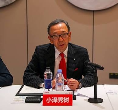 日本影像設備生產商佳能於 11 月底關閉位於廣東的印表機工廠，並對受影響的數千名員工提供補償與就業幫助。佳能公司的中國銷售總裁小澤秀樹在離開中國時，有300工人送行。 圖：翻攝自 @yibingsg X 帳號
