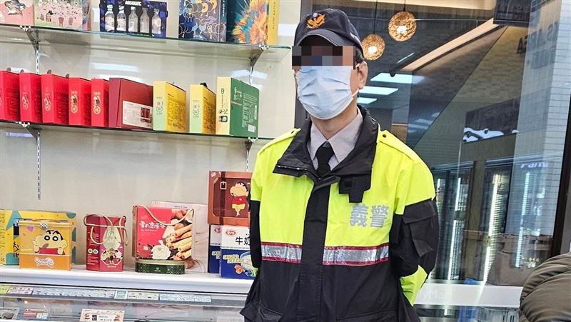 杜姓義警昨日值勤突倒地身亡，兒子臉書發文「在我心中您就是一位英雄」。 圖：翻攝自臉書