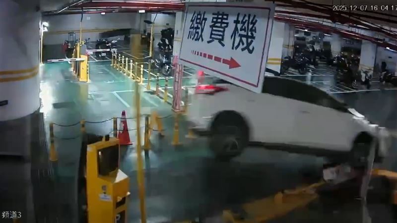 白色iRent暴衝撞爛出入柵欄。 圖：翻攝自爆料公社