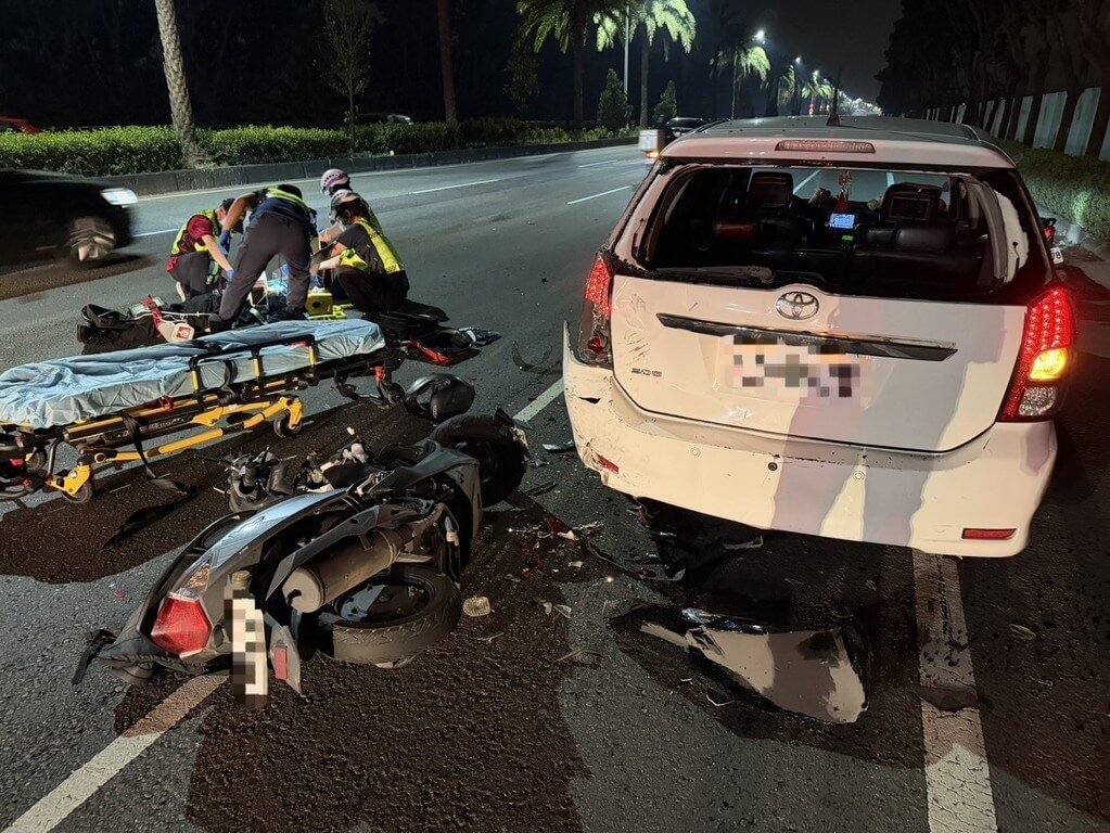 屏東市建國路往高屏大橋2日晚間車禍，35歲范姓男子駕駛自小客車臨停慢車道處理車況，後方騎機車69歲鄭姓男子閃避不及撞上，鄭男經送醫急救不治。（屏東縣警察局屏東分局提供）中央社記者黃郁菁傳真　114年12月8日