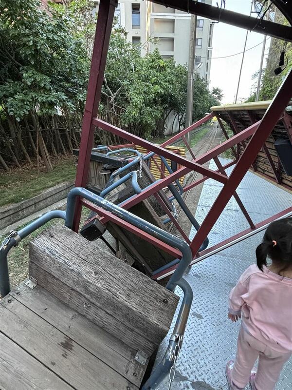 新竹「槺榔驛」小火車發生翻覆意外，所幸無人受傷。 圖：翻攝自Threads