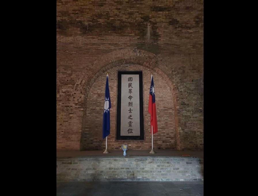 位於南京市靈谷寺內的國民革命軍陣亡將士公墓近期傳出疑似被有心人士掛起代表中華民國的青天白日滿地紅旗以及國民黨黨旗，相關事件引發網友激烈討論。 圖：翻攝自 @whyyoutouzhele X 帳號