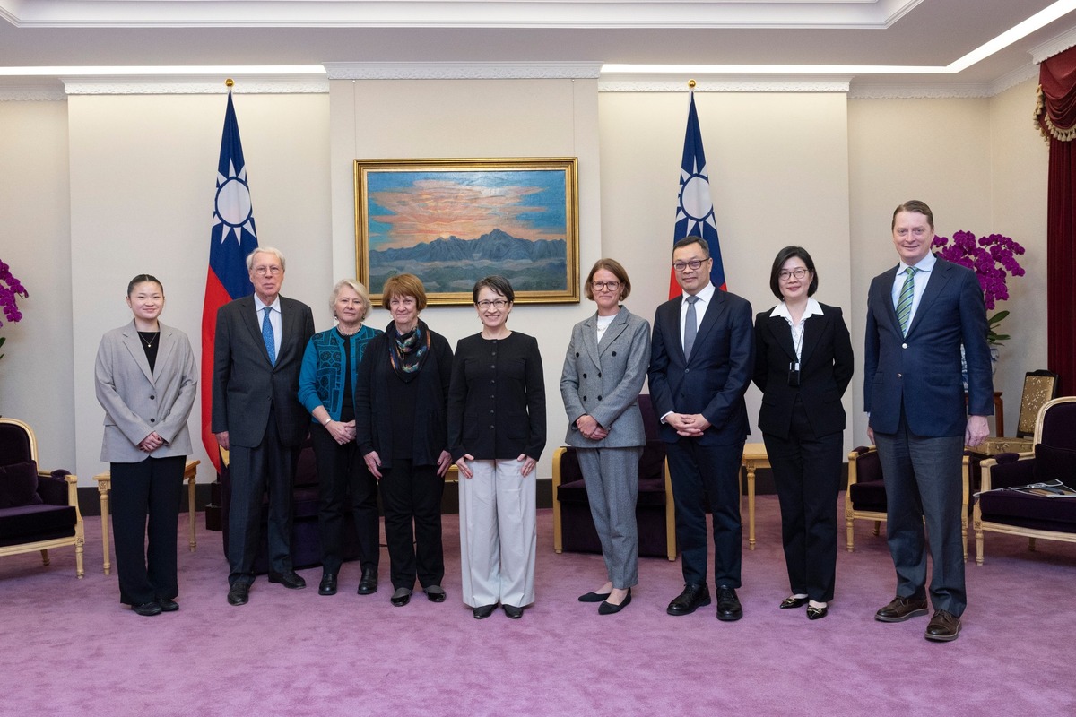 蕭美琴副總統8日上午在總統府接見「美國外交政策全國委員會」（NCAFP）訪團。 圖：翻攝「臉書」蕭美琴 Bi-khim Hsiao粉絲專頁