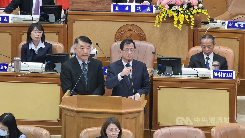 新北市板橋區府中商圈餐廳8日疑似發生氣爆案，消防局長陳崇岳（中右）於議會答詢時表示，目前火災原因還在鑑定中；工務局長馮兆麟（中左）則說，擔心建物結構受損，將拆梁柱裝潢鑑定，並禁止人員進出。中央社記者王鴻國攝　114年12月8日