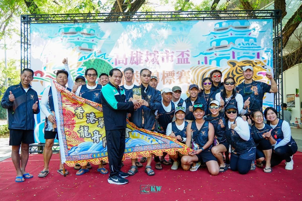 香港戰毅會龍舟隊在高雄城市盃龍舟賽勇奪50+公開組冠軍。 圖：高雄市運發局/提供