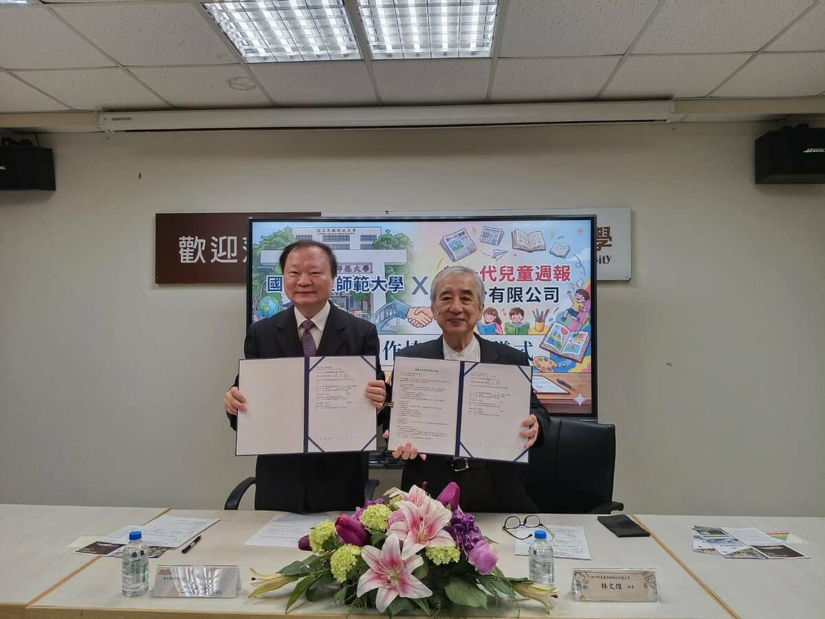高師大校長王政彥(左)與新一代雙語兒童週報社長林文雄(右)簽署產學合作協定。 圖：孫家銘攝
