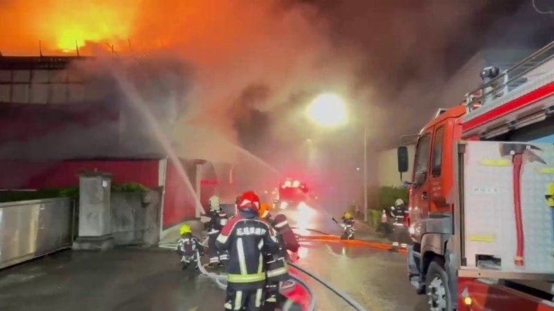 花蓮市美工七街一處大理石工廠昨深夜突發大火，所幸員工及時逃出無人傷亡。 圖：花蓮消防局特搜大隊提供