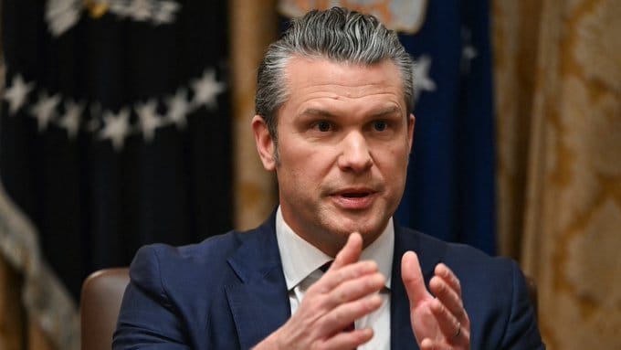 美國國防部長赫格塞斯（Pete Hegseth）30 日在新加坡舉行的香格里拉對話發表演說，警告中國軍力持續擴張，並要求印太地區盟友與夥伴將國防支出提高至 GDP 的 3.5％。 圖：翻攝自 X ABC News