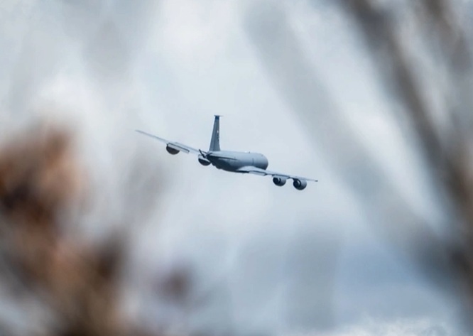 美軍KC-135加油機傳進駐多明尼加共和國首都聖多明各的拉斯美利加斯國際機場，標誌美軍反毒行動進入新階段，加強加勒比海域空中監視與後勤支援。 圖：翻攝「X」@r4streando