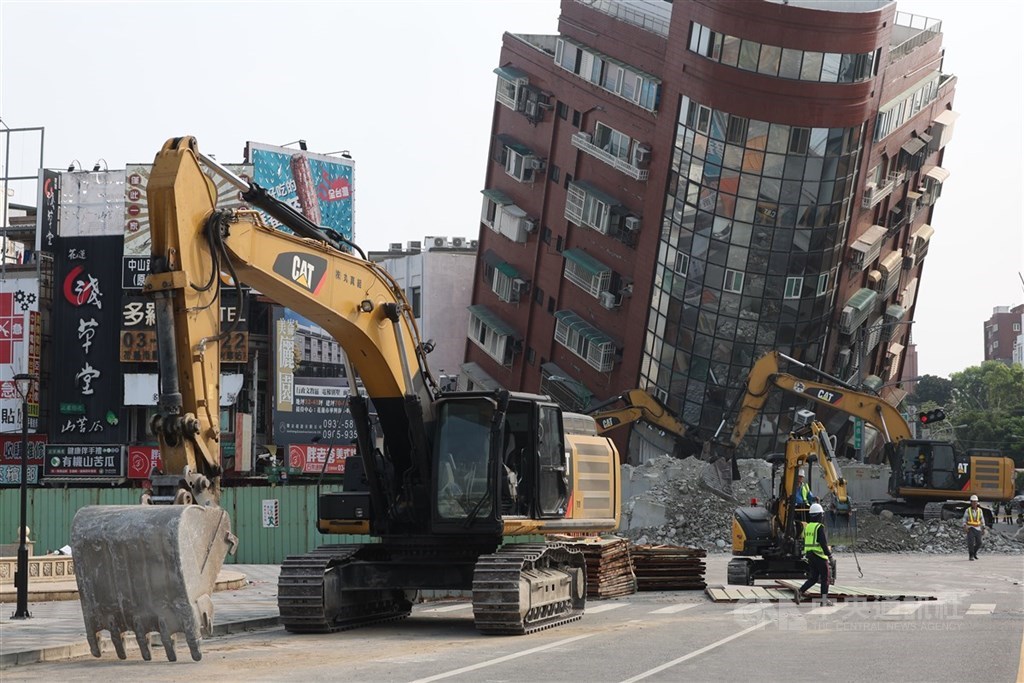 花蓮市天王星大樓在0403強震嚴重傾斜倒塌，造成大樓住戶康老師不幸罹難。檢方認為營造公司陳姓負責人犯後推諉責任未見悔意，依涉犯刑法過失致死罪嫌起訴，並請求從重量刑。（中央社檔案照片）