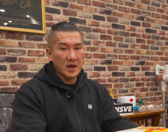 館長近期多次前往中國直播、大力稱讚中國，還頻頻貶低台灣，令台灣網友相當不滿。 圖：翻攝自館長IG