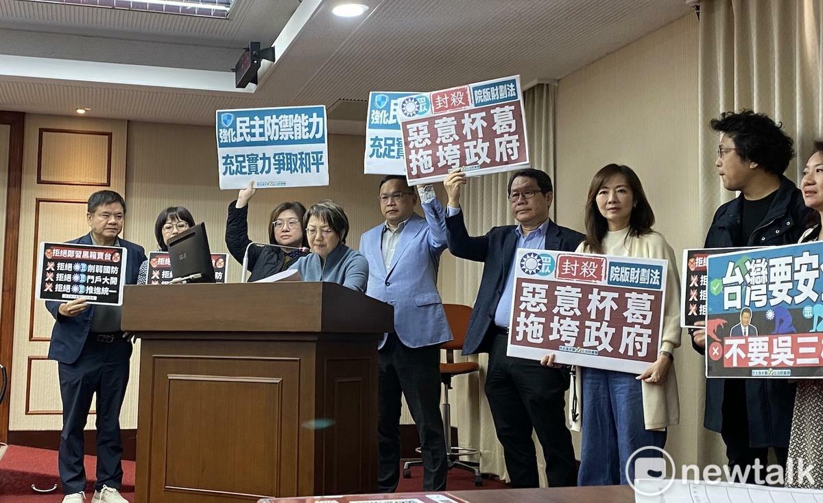 民進黨立委在程序委員會抗議藍白擋政院版財劃法修正案及1.25兆國防特別預算。 圖：林朝億/攝（資料照片）