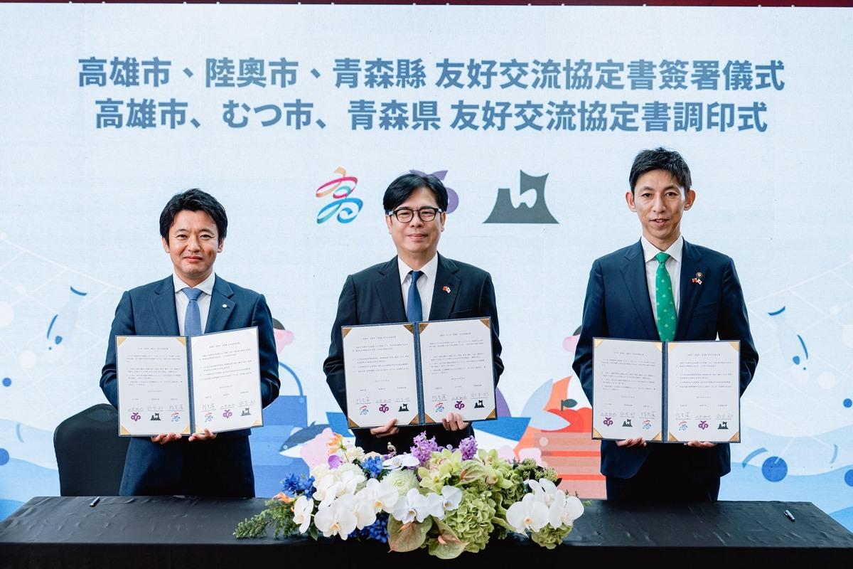 陳其邁(中)致函宮下宗一郎(左)及山本知也(右)，表達對震災的關心，照片為今年10月共同簽署友好交流協定合影。 圖：高雄市政府/提供（資料照）