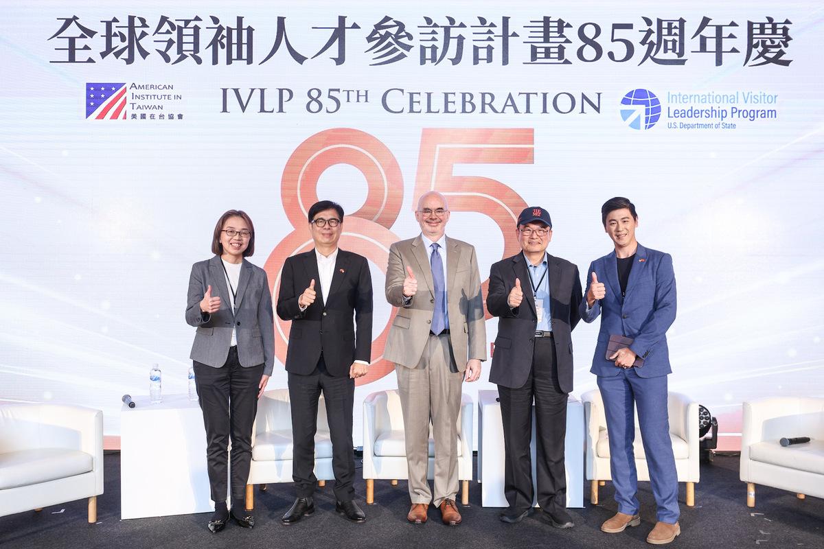 陳其邁(左二)出席IVLP85週年茶會。 圖：高雄市行國處/提供