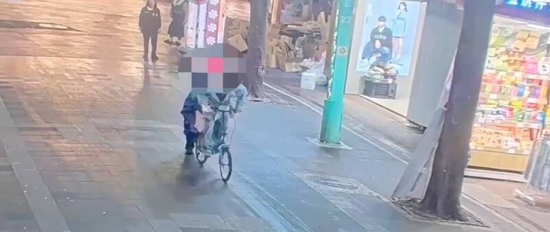郭姓男子搶奪身障人士販售的刮刮樂彩券，被熱心民眾阻攔並壓制。 圖：翻攝畫面