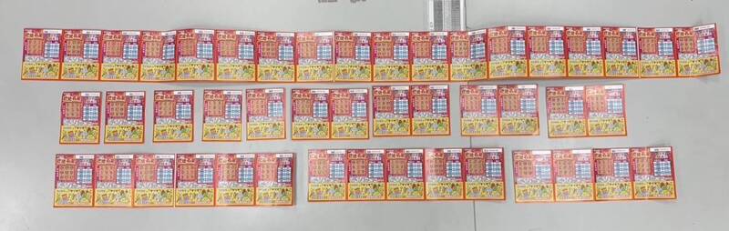 警方查扣價值4600元刮刮樂彩券並發還給沈姓男子。 圖：翻攝畫面