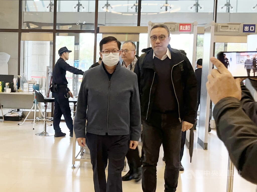 前桃園市長鄭文燦涉華亞科技園區土地開發貪污案，桃園地院9日開庭勘驗筆錄，鄭文燦（前）在律師陪同下出庭。中央社記者葉臻攝 114年12月9日