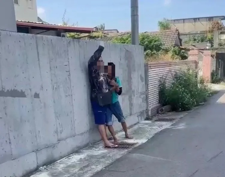 雲林王姓男子將鄰居拖下車，並以菜刀砍傷對方頭部。 圖：民眾提供
