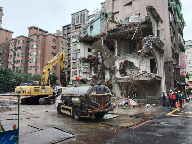 板橋區拆除工程第3度出包，工務局勒令停工。 圖：翻攝畫面