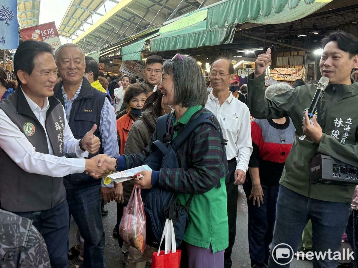 民進黨立委林俊憲今日前往安南果菜市場掃街拜訪，現場人潮湧動、加油聲不斷，宛如小型造勢大會。有攤商熱情喊出「俊憲加油！」人氣之高顯示林俊憲在安南區的基層支持度持續上升。 圖：林俊憲服務處提供