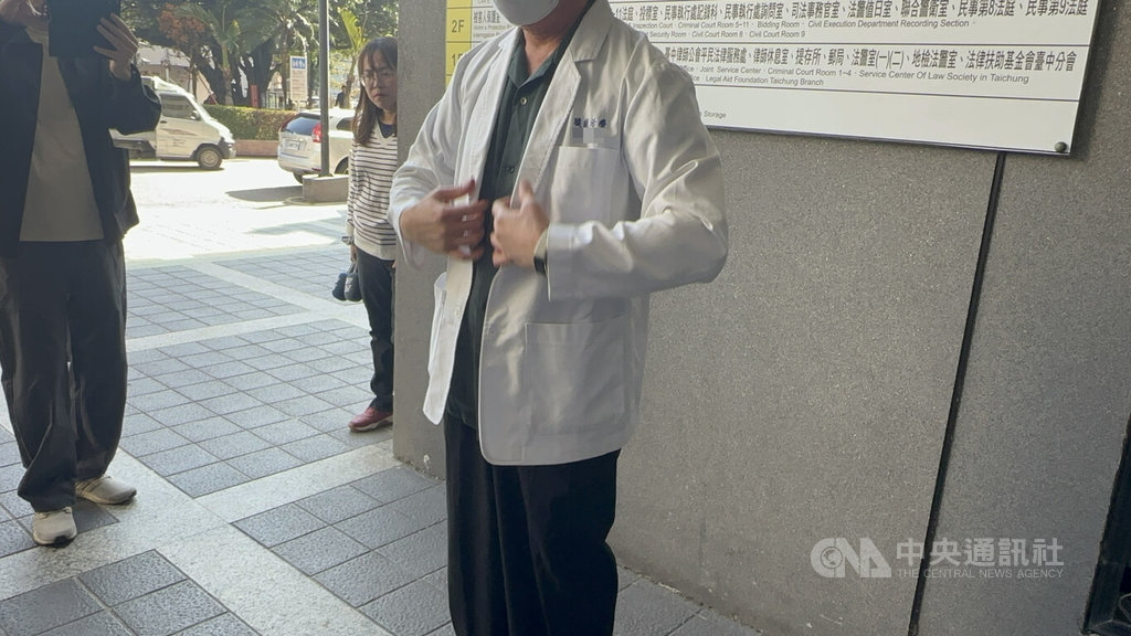 22歲陳姓男大生於民國114年3月遭吳姓男子酒駕撞死，台中地院國民法官庭9日開庭審理，陳男父親特地穿上亡子衣褲現身，陳父表示，盼10日宣判可以給肇事者重懲，能回應社會期待，也給家屬一個公道。中央社記者趙麗妍攝　114年12月9日
