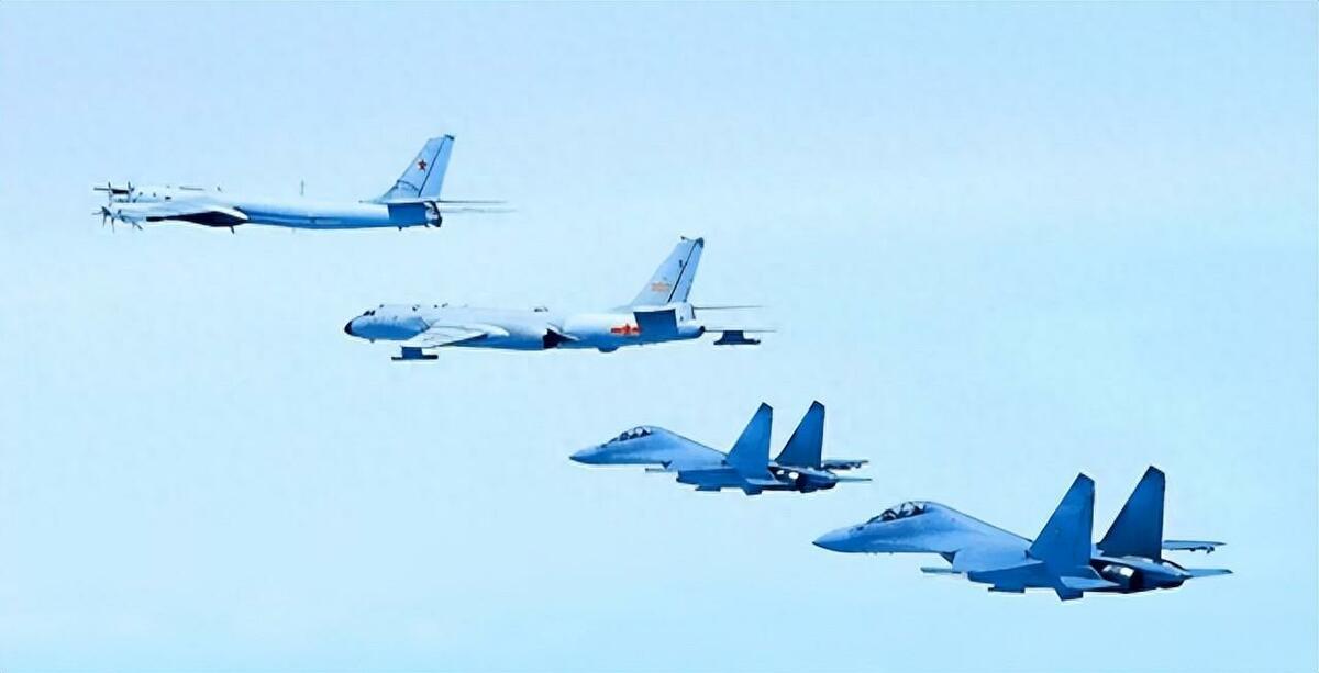 韓國軍方通報，2架中國軍機與7架俄羅斯軍機上午相繼進入韓國防空識別區。圖為中俄聯合空中軍演資料照。 圖：翻攝陸網/搜狐