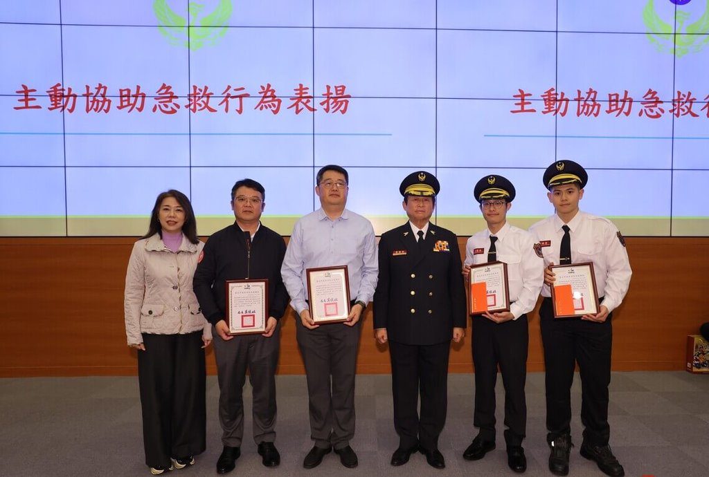 台北市政府消防局9日表揚格萊天漾大飯店董事長陳士元（左2）及其弟陳新豐（左3），2人日前於北市某居酒屋對倒地命危男客實施心肺復甦術（CPR），直到消防救護員接手，成功救回患者一命。（台北市消防局提供）中央社記者黃麗芸傳真　114年12月9日