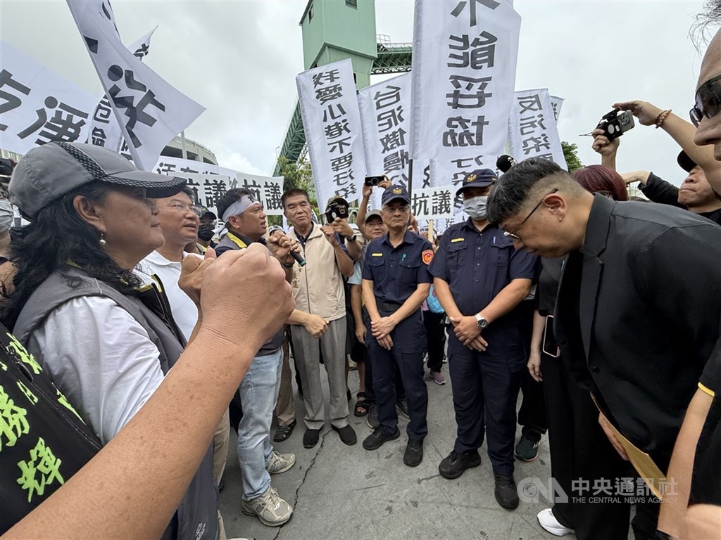 圖為台泥旗下三元能源公司鋰電池工廠火警引發安全疑慮，三元能源總經理薛人禎（前右）親自出面向群眾鞠躬致歉。 （中央社檔案照片） 圖：中央社提供