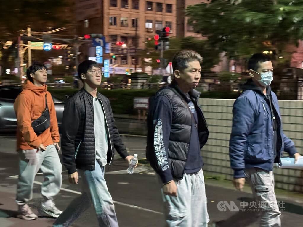 新北市刑大趙姓偵查員（左2）及前刑大王姓偵查佐（右2）涉貪污、洩密等罪，9日遭移送新北地檢署，複訊後各以5萬、10萬元交保。中央社記者曹亞沿攝 114年12月10日
