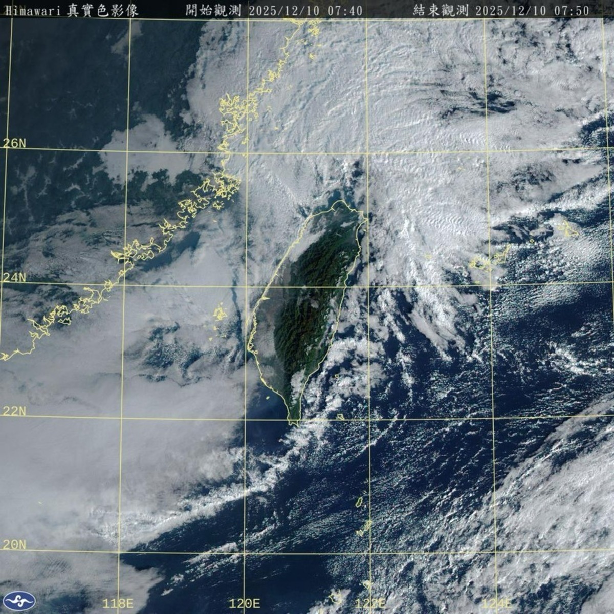鄭明典指出，台灣仍被厚厚一層雲包圍，預計東北部地區明天就會開始下雨。 圖：翻攝自鄭明典臉書
