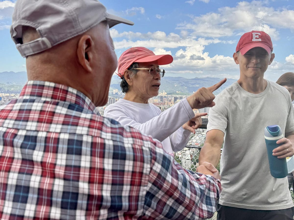 前政務委員張景森與擬參選台北市長吳怡農等友人登山。 圖：取自張景森臉書