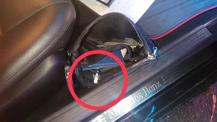 警方在陳男車上發現二級毒品依托咪酯菸彈1顆、電子菸主機1支。 圖：翻攝畫面