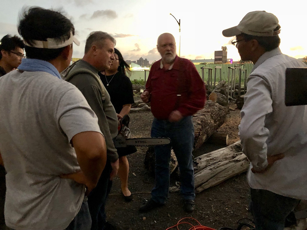 8組國內外重量級藝術家齊聚一堂，現場創作漂流木藝術。 圖：桃園市府文化局提供
